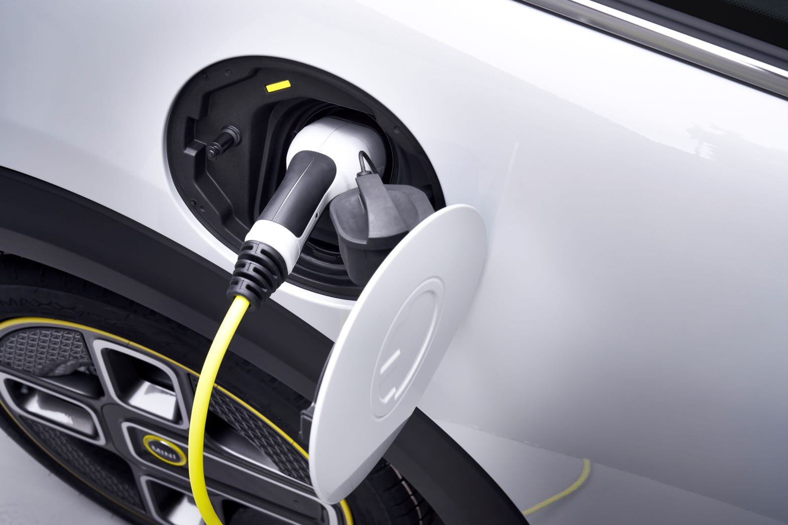 BMW GROUP INVIERTE 724 MIL EUROS PARA FORTALECER LA RED DE CARGA ELÉCTRICA EN LATINOAMÉRICA V12MAGAZINE La inversión de BMW Group se verá reflejada en 251 nuevos cargadores en vías públicas distribuidos en Argentina, Brasil, Chile, Colombia, Costa Rica, México, Panamá y Perú. V12MAGAZINE