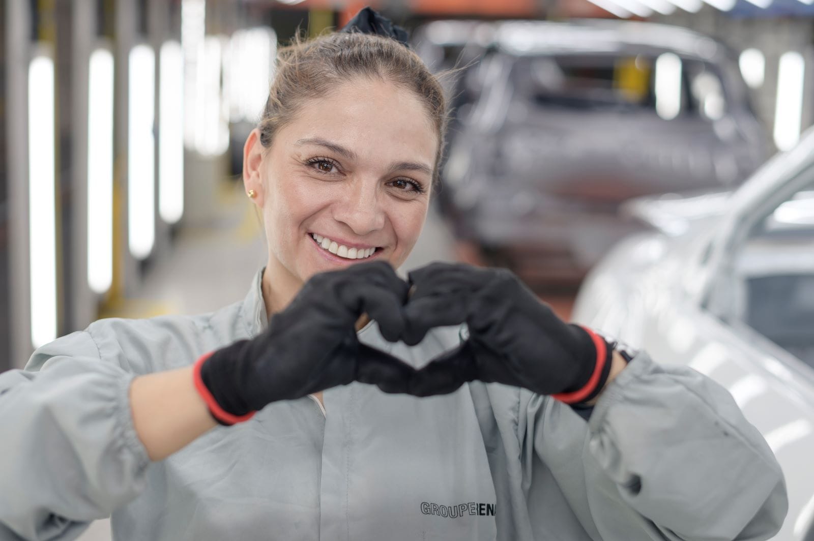RENAULT-SOFASA CELEBRA 55 AÑOS EN COLOMBIA Y HACE UN CONTUNDENTE LLAMADO V12MAGAZINE Durante 55 años, Renault-Sofasa ha producido 17 modelos y ensamblado 1.7 millones de vehículos. Actualmente Renault-Sofasa emplea a 7.000 personas en su cadena de valor. V12MAGAZINE