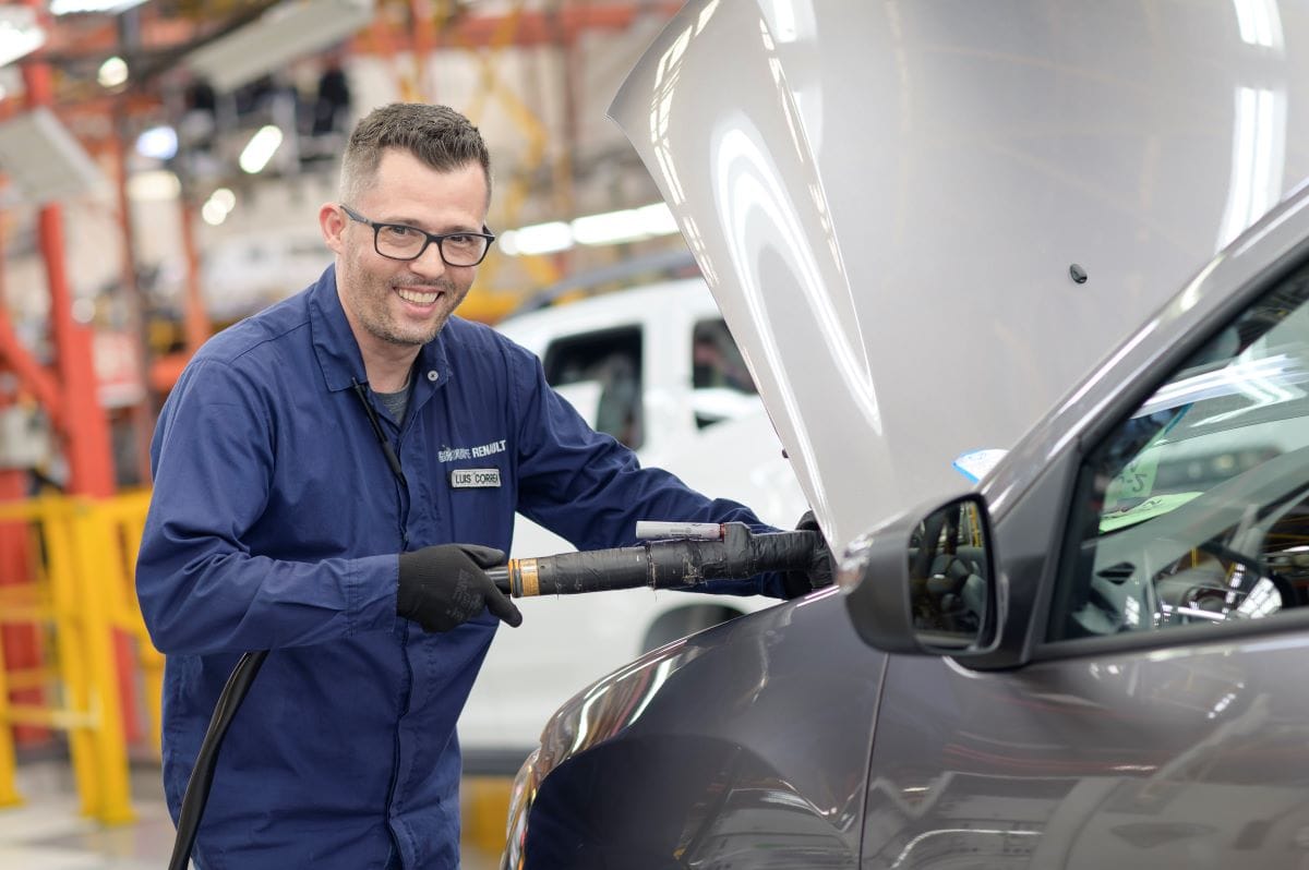RENAULT-SOFASA CELEBRA 55 AÑOS EN COLOMBIA Y HACE UN CONTUNDENTE LLAMADO V12MAGAZINE Durante 55 años, Renault-Sofasa ha producido 17 modelos y ensamblado 1.7 millones de vehículos. Actualmente Renault-Sofasa emplea a 7.000 personas en su cadena de valor. V12MAGAZINE