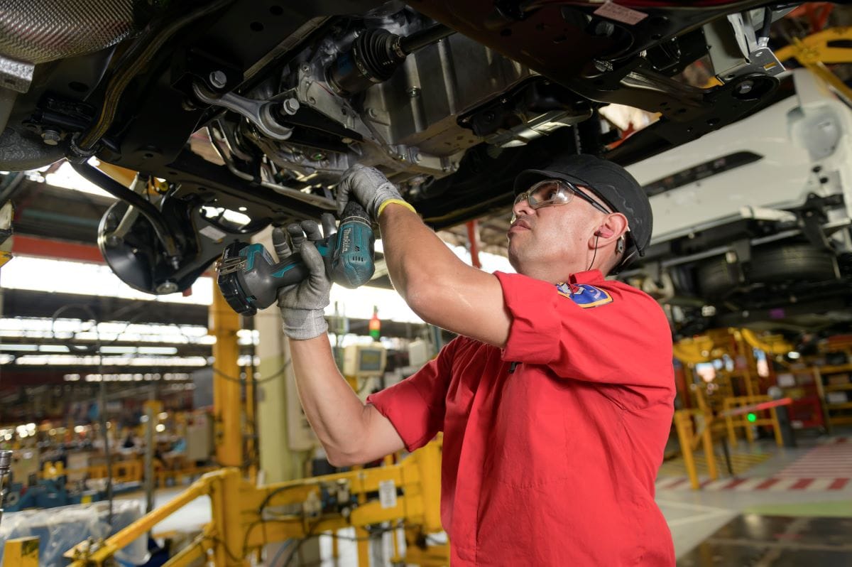 RENAULT-SOFASA CELEBRA 55 AÑOS EN COLOMBIA Y HACE UN CONTUNDENTE LLAMADO V12MAGAZINE Durante 55 años, Renault-Sofasa ha producido 17 modelos y ensamblado 1.7 millones de vehículos. Actualmente Renault-Sofasa emplea a 7.000 personas en su cadena de valor. V12MAGAZINE