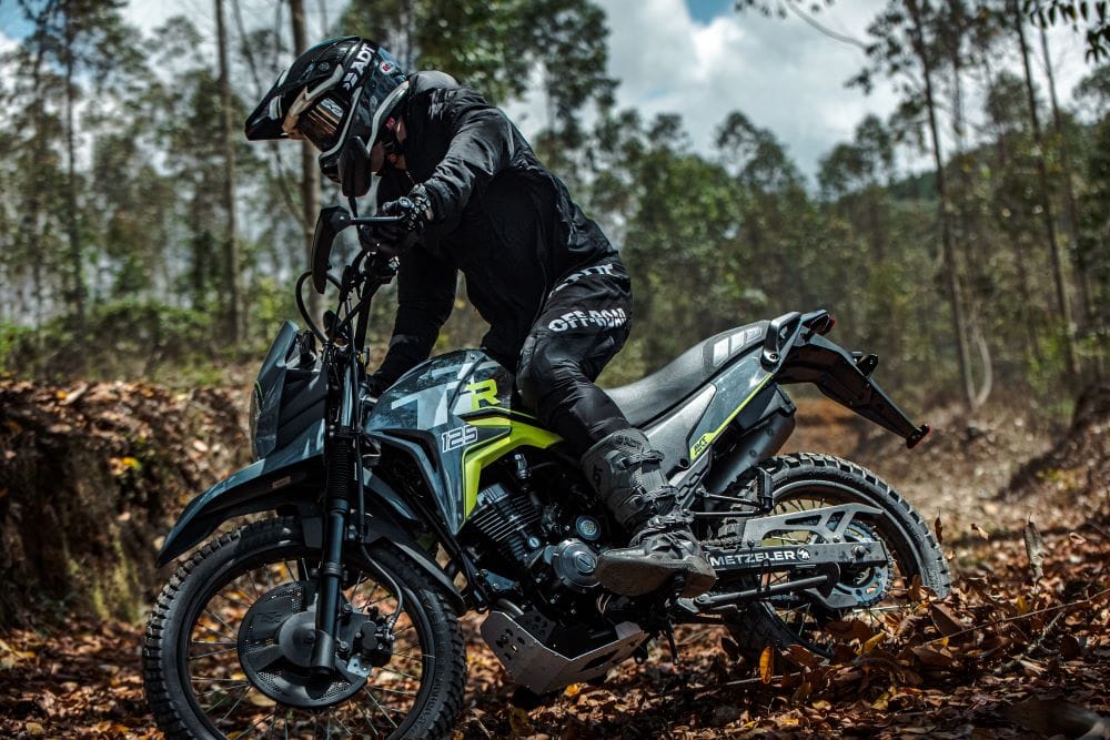 AKT TTR 125 Y TTR 200: REDISEÑAN LA AVENTURA EN LA CATEGORÍA ENDURO. ESTAS SON SUS NUEVAS CARACTERÍSTICAS V12MAGAZINE Dentro de la categoría Enduro, las AKT TTR 150 y TTR 200 se actualizan con un diseño moderno y mayor funcionalidad, además de ser de bajo consumo y fáciles de manejar. V12MAGAZINE