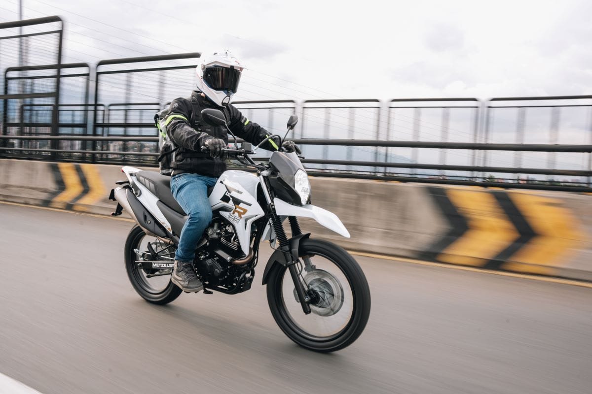 AKT TTR 125 Y TTR 200: REDISEÑAN LA AVENTURA EN LA CATEGORÍA ENDURO. ESTAS SON SUS NUEVAS CARACTERÍSTICAS V12MAGAZINE Dentro de la categoría Enduro, las AKT TTR 150 y TTR 200 se actualizan con un diseño moderno y mayor funcionalidad, además de ser de bajo consumo y fáciles de manejar. V12MAGAZINE