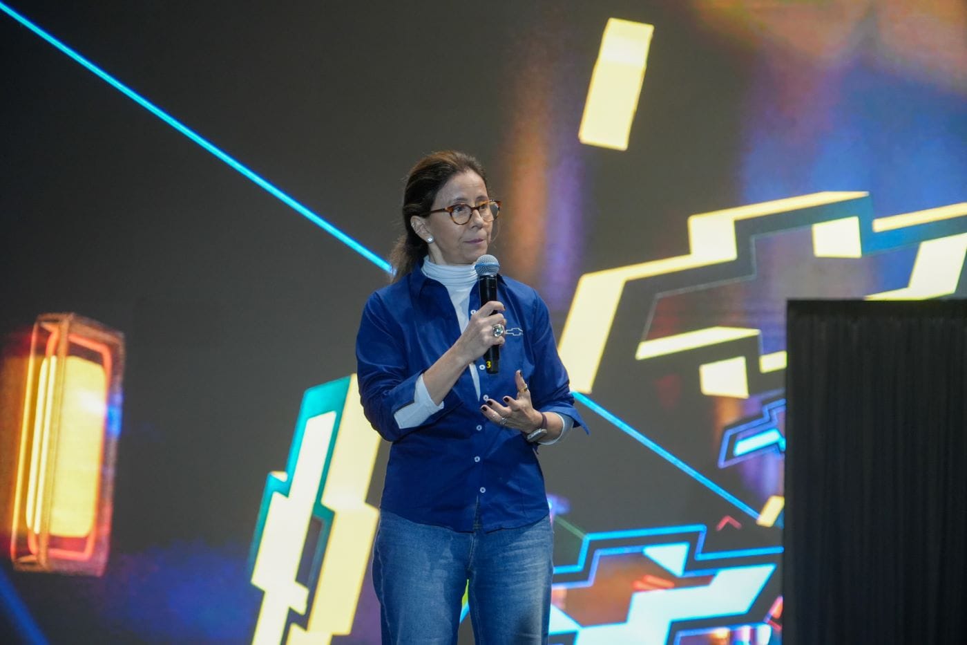 ESTO ES LO QUE PROPONE EL NUEVO MUNDO CHEVROLET EN COLOMBIA: TECNOLOGÍA, SOSTENIBILIDAD Y VEHÍCULOS AMIGABLES V12MAGAZINE El mundo Chevrolet se presenta bajo el eslogan: Manejemos Juntos, el cual busca reafianzarse en el territorio colombiano y lo hace anunciando cinco nuevos modelos para este segundo semestre. V12MAGAZINE