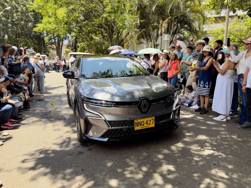 EL LEGADO Y EL FUTURO DE RENAULT COLOMBIA PRESENTES EN EL DESFILE DE AUTOS CLÁSICOS Y ANTIGUOS DE LA FERIA DE LAS FLORES V12MAGAZINE En el marco de la Feria de Flores de Medellín, tres vehículos icónicos de Renault Colombia participaron de la edición número 27 del Desfile de Autos clásicos y antiguos. V12MAGAZINE