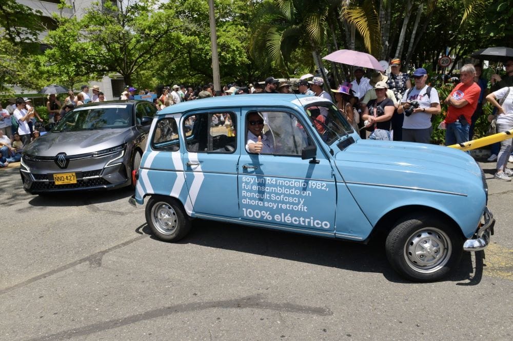 EL LEGADO Y EL FUTURO DE RENAULT COLOMBIA PRESENTES EN EL DESFILE DE AUTOS CLÁSICOS Y ANTIGUOS DE LA FERIA DE LAS FLORES V12MAGAZINE En el marco de la Feria de Flores de Medellín, tres vehículos icónicos de Renault Colombia participaron de la edición número 27 del Desfile de Autos clásicos y antiguos. V12MAGAZINE