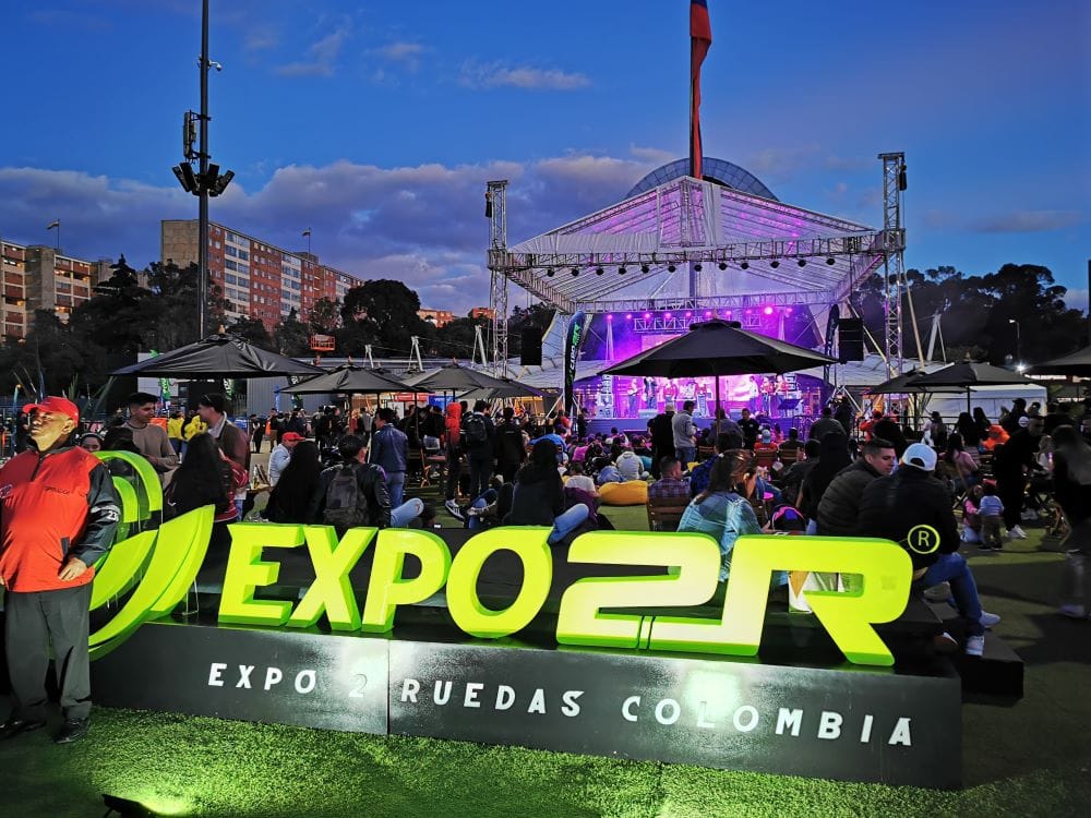 EXPO2RUEDAS COLOMBIA CERRÓ CON MÁS DE 1.300 MOTOS VENDIDAS Y 46 MIL VISITANTES V12MAGAZINE Expo2Ruedas Colombia tuvo gran variedad de actividades, más de 14 conferencias y charlas, 13 espectáculos culturales, 24 eventos deportivos y más de 4.000 pruebas de manejo en diversas tecnologías. V12MAGAZINE