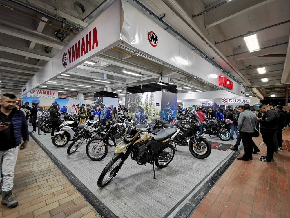 EXPO2RUEDAS COLOMBIA CERRÓ CON MÁS DE 1.300 MOTOS VENDIDAS Y 46 MIL VISITANTES V12MAGAZINE Expo2Ruedas Colombia tuvo gran variedad de actividades, más de 14 conferencias y charlas, 13 espectáculos culturales, 24 eventos deportivos y más de 4.000 pruebas de manejo en diversas tecnologías. V12MAGAZINE