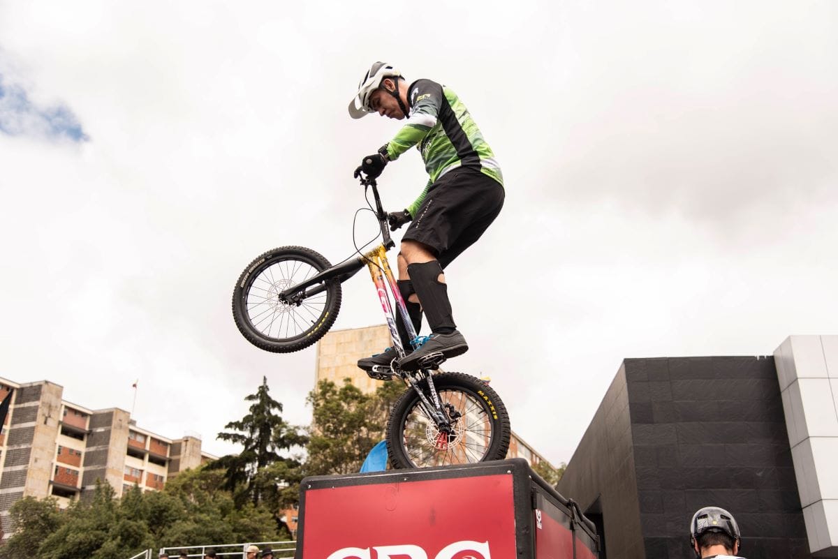 EXPO2RUEDAS COLOMBIA CERRÓ CON MÁS DE 1.300 MOTOS VENDIDAS Y 46 MIL VISITANTES V12MAGAZINE Expo2Ruedas Colombia tuvo gran variedad de actividades, más de 14 conferencias y charlas, 13 espectáculos culturales, 24 eventos deportivos y más de 4.000 pruebas de manejo en diversas tecnologías. V12MAGAZINE