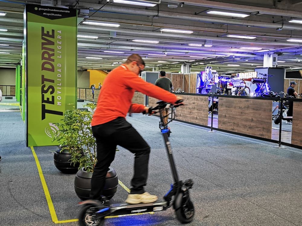 EXPO2RUEDAS COLOMBIA CERRÓ CON MÁS DE 1.300 MOTOS VENDIDAS Y 46 MIL VISITANTES V12MAGAZINE Expo2Ruedas Colombia tuvo gran variedad de actividades, más de 14 conferencias y charlas, 13 espectáculos culturales, 24 eventos deportivos y más de 4.000 pruebas de manejo en diversas tecnologías. V12MAGAZINE