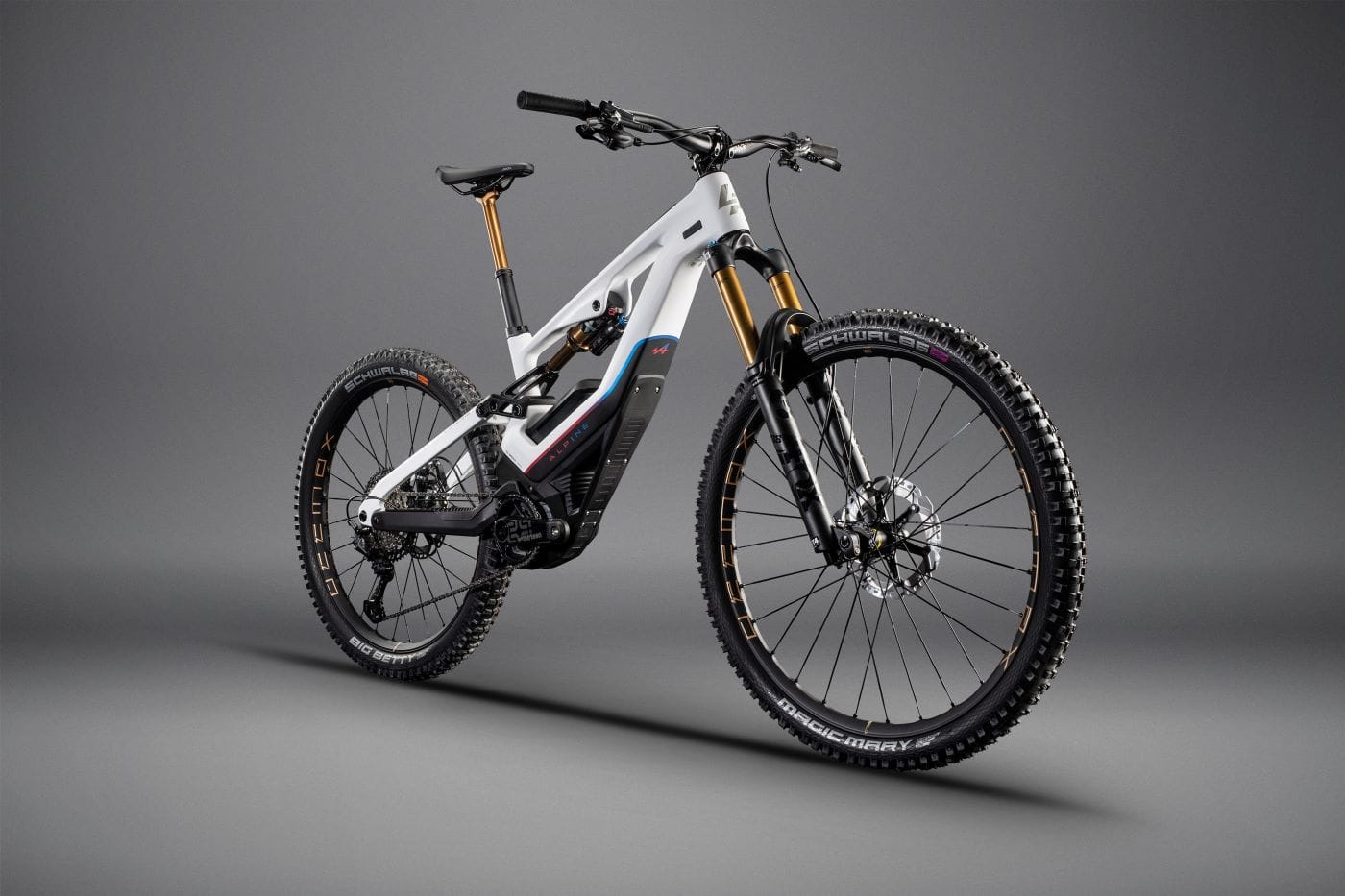 GLP III SE 2024: LA MTB ELÉCTRICA INSPIRADA EN EL CONCEPT CAR A290_Β DE ALPINE V12MAGAZINE La bicicleta eléctrica de montaña GLP III SE 2024 es producto de la colaboración entre Lapierre y Alpine y fue concebida para la competición, pero también para un uso agresivo gracias a un concepto centrado de masas. V12MAGAZINE