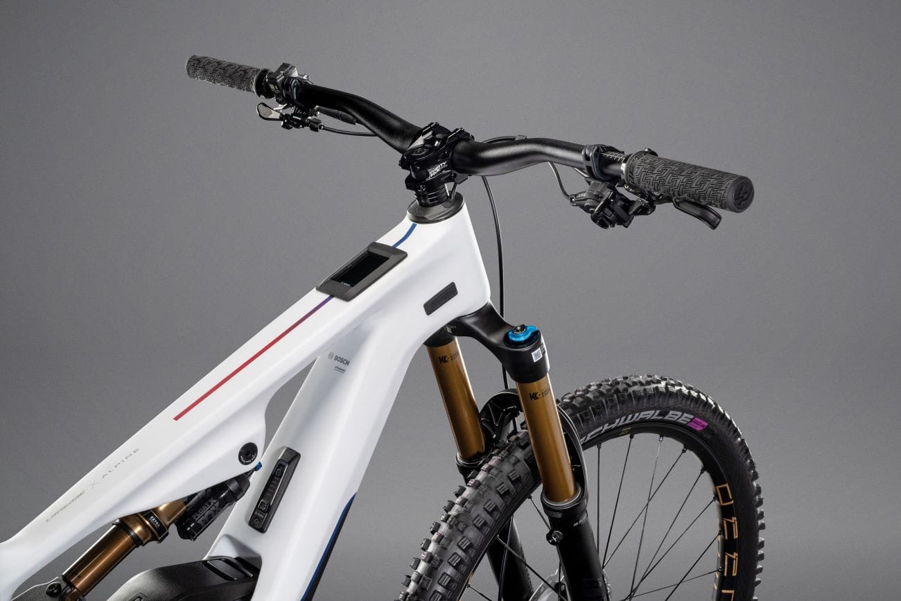GLP III SE 2024: LA MTB ELÉCTRICA INSPIRADA EN EL CONCEPT CAR A290_Β DE ALPINE V12MAGAZINE La bicicleta eléctrica de montaña GLP III SE 2024 es producto de la colaboración entre Lapierre y Alpine y fue concebida para la competición, pero también para un uso agresivo gracias a un concepto centrado de masas. V12MAGAZINE