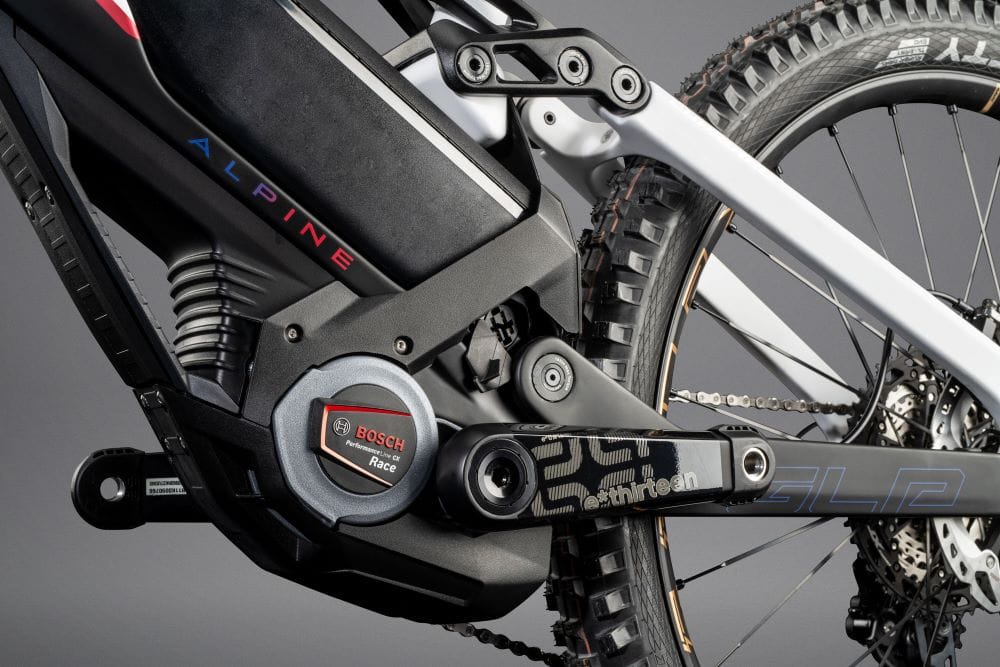 GLP III SE 2024: LA MTB ELÉCTRICA INSPIRADA EN EL CONCEPT CAR A290_Β DE ALPINE V12MAGAZINE La bicicleta eléctrica de montaña GLP III SE 2024 es producto de la colaboración entre Lapierre y Alpine y fue concebida para la competición, pero también para un uso agresivo gracias a un concepto centrado de masas. V12MAGAZINE