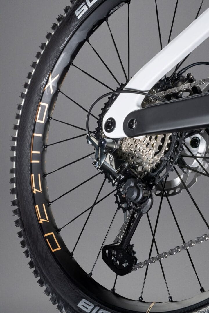 GLP III SE 2024: LA MTB ELÉCTRICA INSPIRADA EN EL CONCEPT CAR A290_Β DE ALPINE V12MAGAZINE La bicicleta eléctrica de montaña GLP III SE 2024 es producto de la colaboración entre Lapierre y Alpine y fue concebida para la competición, pero también para un uso agresivo gracias a un concepto centrado de masas. V12MAGAZINE