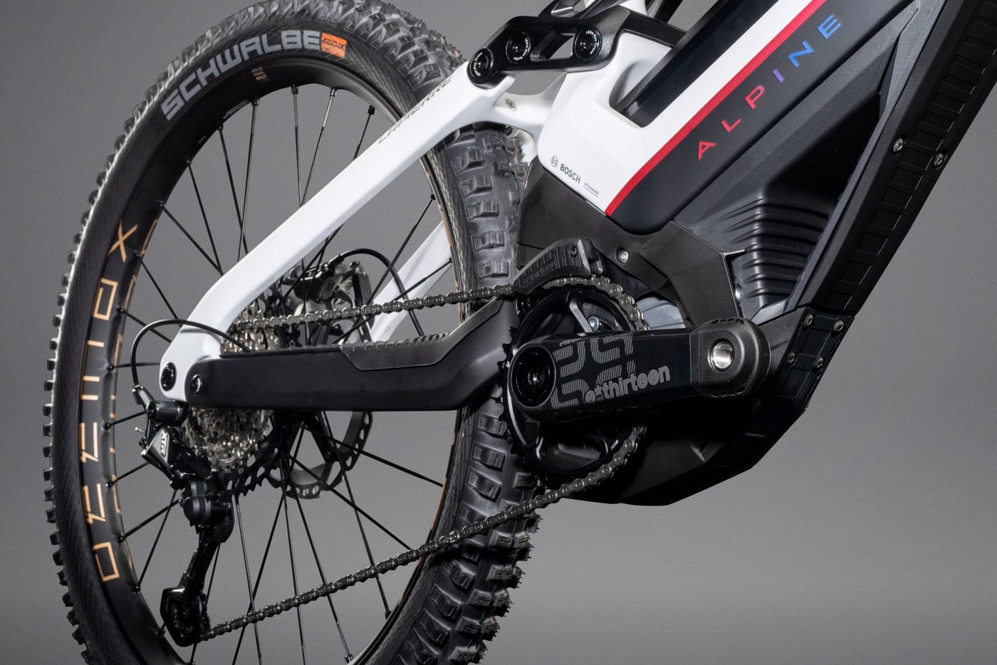GLP III SE 2024: LA MTB ELÉCTRICA INSPIRADA EN EL CONCEPT CAR A290_Β DE ALPINE V12MAGAZINE La bicicleta eléctrica de montaña GLP III SE 2024 es producto de la colaboración entre Lapierre y Alpine y fue concebida para la competición, pero también para un uso agresivo gracias a un concepto centrado de masas. V12MAGAZINE
