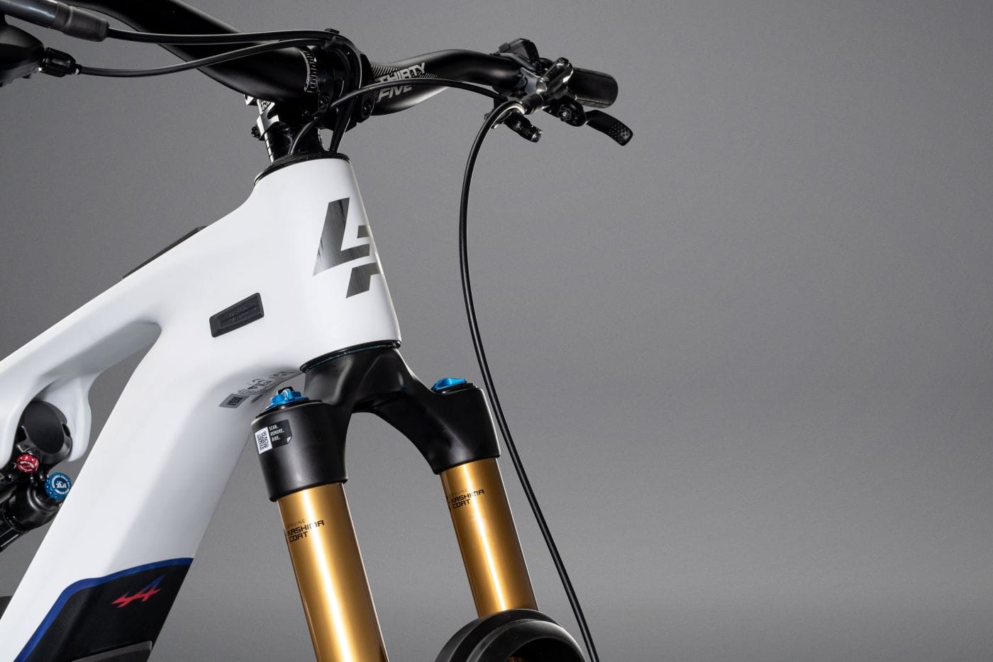 GLP III SE 2024: LA MTB ELÉCTRICA INSPIRADA EN EL CONCEPT CAR A290_Β DE ALPINE V12MAGAZINE La bicicleta eléctrica de montaña GLP III SE 2024 es producto de la colaboración entre Lapierre y Alpine y fue concebida para la competición, pero también para un uso agresivo gracias a un concepto centrado de masas. V12MAGAZINE