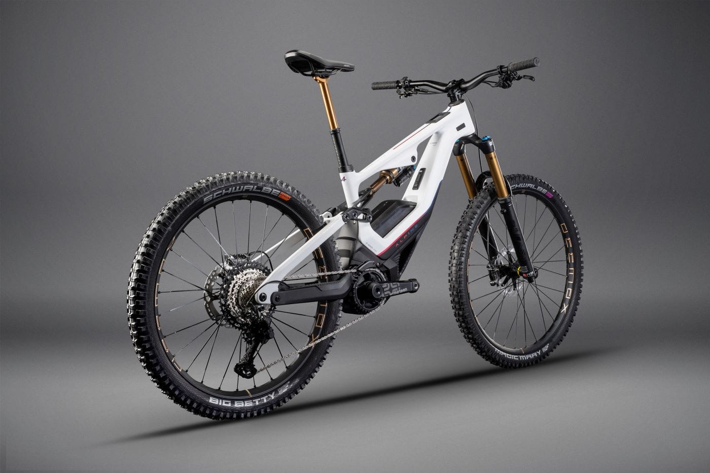 GLP III SE 2024: LA MTB ELÉCTRICA INSPIRADA EN EL CONCEPT CAR A290_Β DE ALPINE V12MAGAZINE La bicicleta eléctrica de montaña GLP III SE 2024 es producto de la colaboración entre Lapierre y Alpine y fue concebida para la competición, pero también para un uso agresivo gracias a un concepto centrado de masas. V12MAGAZINE