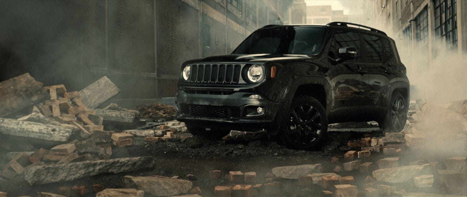 JEEP EN LA PANTALLA: AVENTURAS ICÓNICAS EN EL CINE Y LA TELEVISIÓN V12MAGAZINE Gracias a su espíritu aventurero y su capacidad para enfrentar cualquier terreno, los vehículos Jeep se han convertido en un símbolo recurrente en películas y series de televisión de todos los géneros. V12MAGAZINE