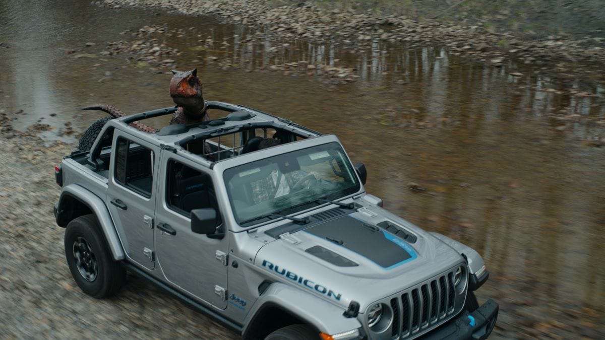 JEEP EN LA PANTALLA: AVENTURAS ICÓNICAS EN EL CINE Y LA TELEVISIÓN V12MAGAZINE Gracias a su espíritu aventurero y su capacidad para enfrentar cualquier terreno, los vehículos Jeep se han convertido en un símbolo recurrente en películas y series de televisión de todos los géneros. V12MAGAZINE