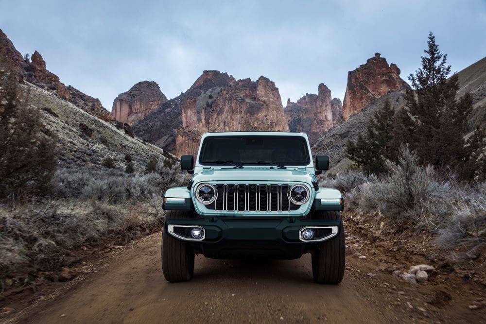 JEEP EN LA PANTALLA: AVENTURAS ICÓNICAS EN EL CINE Y LA TELEVISIÓN V12MAGAZINE Gracias a su espíritu aventurero y su capacidad para enfrentar cualquier terreno, los vehículos Jeep se han convertido en un símbolo recurrente en películas y series de televisión de todos los géneros. V12MAGAZINE