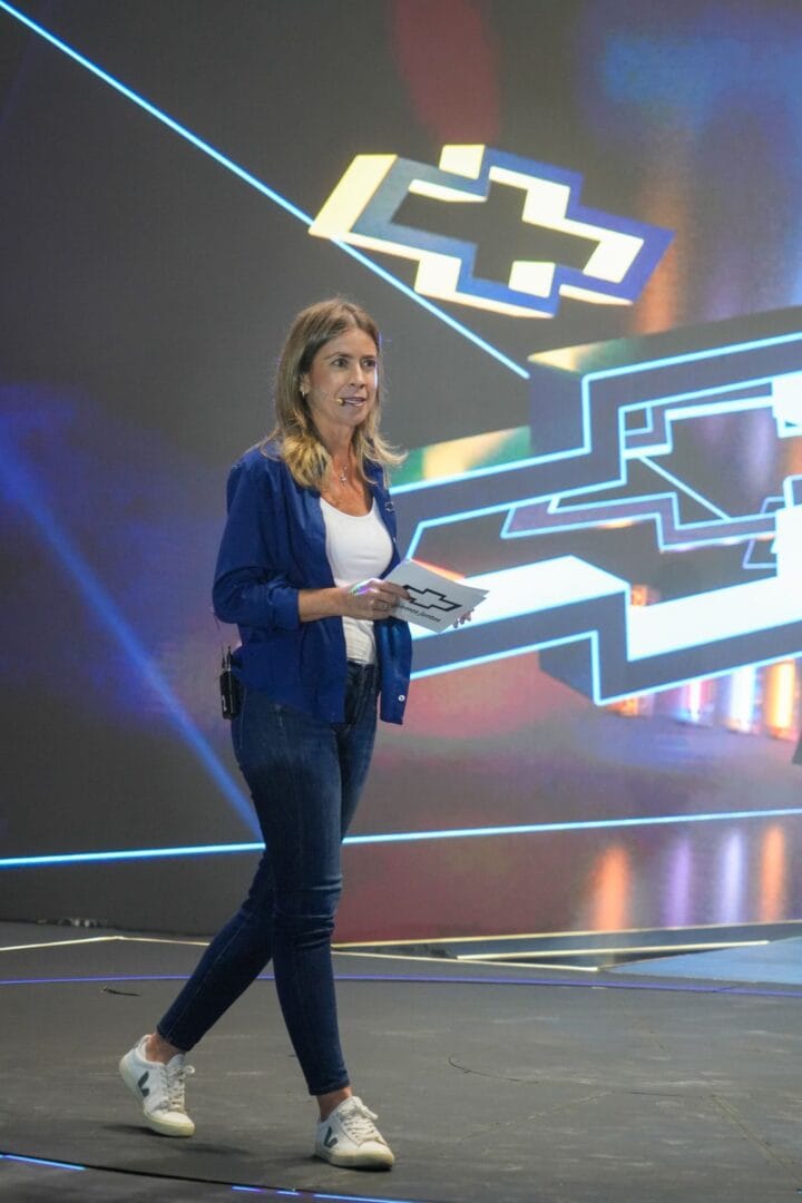 ESTO ES LO QUE PROPONE EL NUEVO MUNDO CHEVROLET EN COLOMBIA: TECNOLOGÍA, SOSTENIBILIDAD Y VEHÍCULOS AMIGABLES V12MAGAZINE El mundo Chevrolet se presenta bajo el eslogan: Manejemos Juntos, el cual busca reafianzarse en el territorio colombiano y lo hace anunciando cinco nuevos modelos para este segundo semestre. V12MAGAZINE
