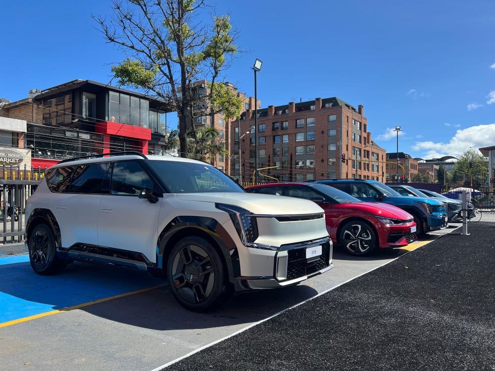 KIA COLOMBIA IMPULSA EL FUTURO CON UN CRECIMIENTO EXTRAORDINARIO EN VENTAS DURANTE 2024 V12MAGAZINE Kia Colombia muestra un crecimiento de 41,3%, en un mercado que registra un descenso en el acumulado de matrículas de vehículos de -2% a cierre de julio. V12MAGAZINE