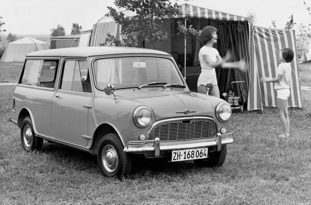 MINI 65 AÑOS Y SU OTRA HISTORIA: LAS VARIANTES DE LOS MINI CLÁSICOS Y MODERNOS QUE POCOS CONOCEN V12MAGAZINE ¡Mini 65 años! Más allá del tradicional Mini 3 puertas, muchas otras variantes de carrocería estuvieron disponibles en la era clásica de Mini V12MAGAZINE
