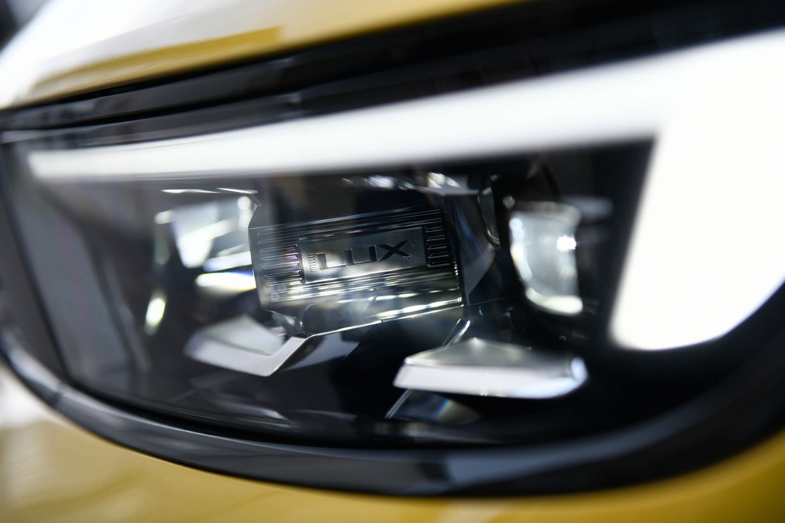 OPEL AVANZA EN LA ILUMINACIÓN DE SUS VEHÍCULOS CON LA TECNOLOGÍA INTELLI-LUX LED PÍXEL V12MAGAZINE La iluminación Intelli Lux LED Pixel, es la última gran revolución de Opel en materia de visibilidad nocturna. No ha dejado de evolucionar desde su estreno en el Opel Insignia. V12MAGAZINE