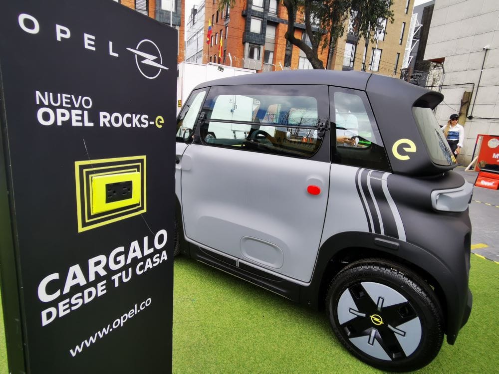 ¡ES OFICIAL! OPEL ROCKS-E SE VENDE EN COLOMBIA BAJO UN NUEVO CONCEPTO DE MOVILIDAD URBANA QUE CONQUISTA CORAZONES V12MAGAZINE Opel Rocks-e es el primer modelo eléctrico de la marca en Colombia, es 100% eléctrico y es una representación de comodidad, facilidad y practicidad al ser amigable con el medio ambiente. Tiene una garantía de 5 años. V12MAGAZINE
