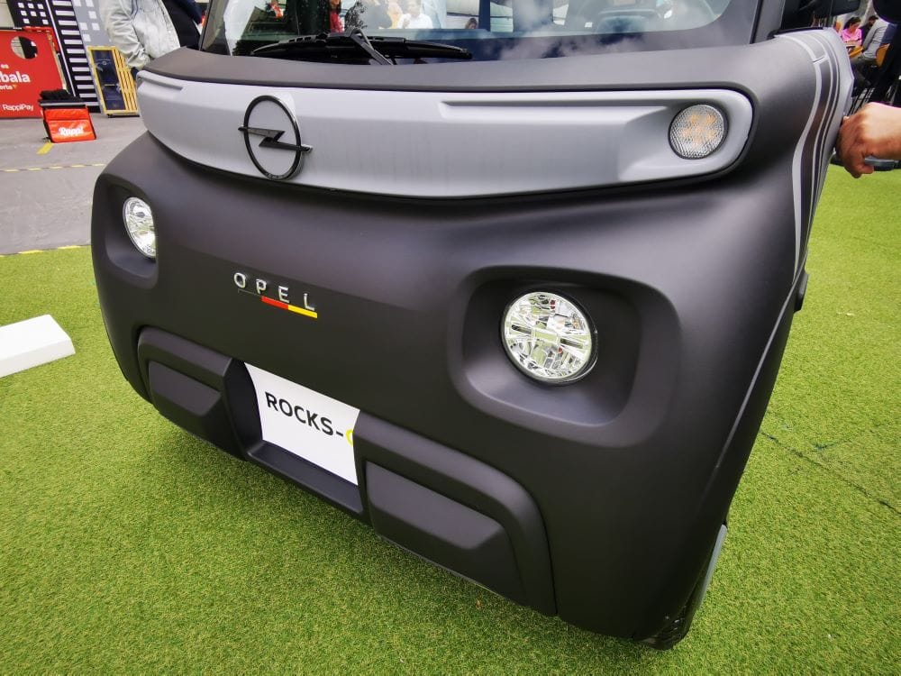 ¡ES OFICIAL! OPEL ROCKS-E SE VENDE EN COLOMBIA BAJO UN NUEVO CONCEPTO DE MOVILIDAD URBANA QUE CONQUISTA CORAZONES V12MAGAZINE Opel Rocks-e es el primer modelo eléctrico de la marca en Colombia, es 100% eléctrico y es una representación de comodidad, facilidad y practicidad al ser amigable con el medio ambiente. Tiene una garantía de 5 años. V12MAGAZINE