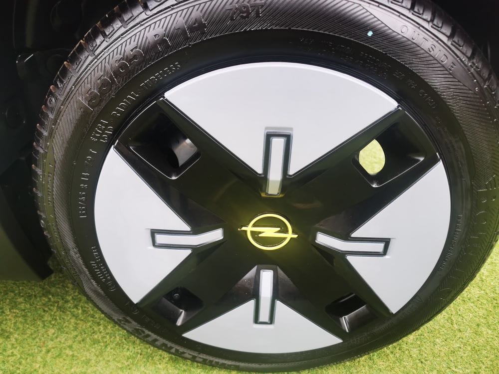 ¡ES OFICIAL! OPEL ROCKS-E SE VENDE EN COLOMBIA BAJO UN NUEVO CONCEPTO DE MOVILIDAD URBANA QUE CONQUISTA CORAZONES V12MAGAZINE Opel Rocks-e es el primer modelo eléctrico de la marca en Colombia, es 100% eléctrico y es una representación de comodidad, facilidad y practicidad al ser amigable con el medio ambiente. Tiene una garantía de 5 años. V12MAGAZINE