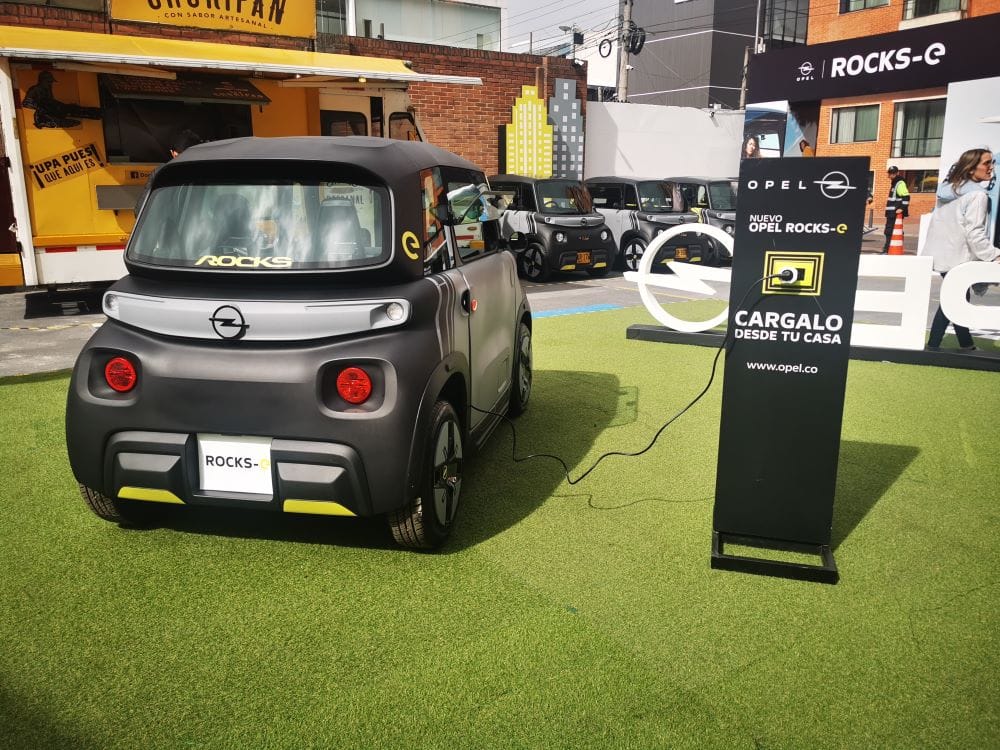 ¡ES OFICIAL! OPEL ROCKS-E SE VENDE EN COLOMBIA BAJO UN NUEVO CONCEPTO DE MOVILIDAD URBANA QUE CONQUISTA CORAZONES V12MAGAZINE Opel Rocks-e es el primer modelo eléctrico de la marca en Colombia, es 100% eléctrico y es una representación de comodidad, facilidad y practicidad al ser amigable con el medio ambiente. Tiene una garantía de 5 años. V12MAGAZINE