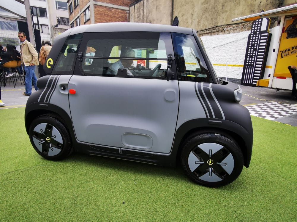 ¡ES OFICIAL! OPEL ROCKS-E SE VENDE EN COLOMBIA BAJO UN NUEVO CONCEPTO DE MOVILIDAD URBANA QUE CONQUISTA CORAZONES V12MAGAZINE Opel Rocks-e es el primer modelo eléctrico de la marca en Colombia, es 100% eléctrico y es una representación de comodidad, facilidad y practicidad al ser amigable con el medio ambiente. Tiene una garantía de 5 años. V12MAGAZINE
