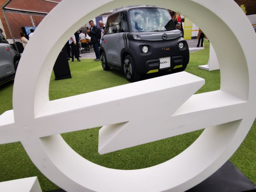 ¡ES OFICIAL! OPEL ROCKS-E SE VENDE EN COLOMBIA BAJO UN NUEVO CONCEPTO DE MOVILIDAD URBANA QUE CONQUISTA CORAZONES V12MAGAZINE Opel Rocks-e es el primer modelo eléctrico de la marca en Colombia, es 100% eléctrico y es una representación de comodidad, facilidad y practicidad al ser amigable con el medio ambiente. Tiene una garantía de 5 años. V12MAGAZINE