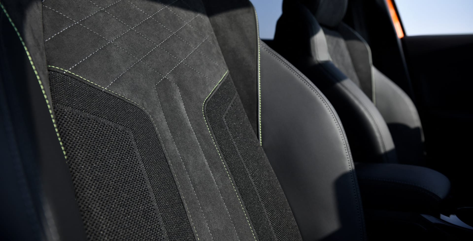 RV-10-PEUGEOT2008-E-I V12MAGAZINE Peugeot-2008-E-I-G3-2