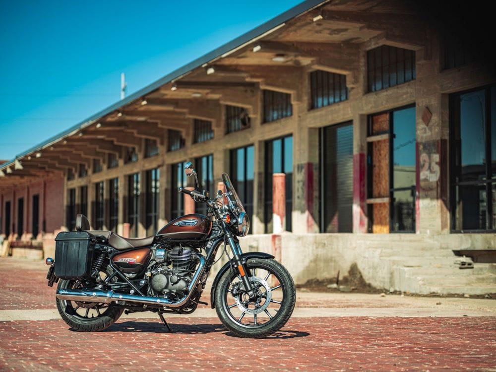 BORDERLESS WARRANTY PROGRAM: EL INNOVADOR PROGRAMA DE ROYAL ENFIELD QUE SEDUCE A LOS MOTOCICLISTAS V12MAGAZINE Borderless Warranty Program de Royal Enfield, es un programa de garantía global que se convierte en el primero de su tipo, ofreciendo a los motociclistas la libertad de explorar el mundo con total tranquilidad. V12MAGAZINE