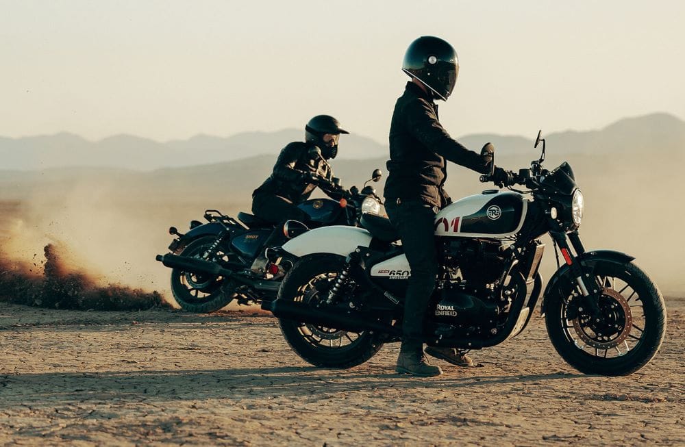 ¡REVOLUCIONARIA! ROYAL ENFIELD SHOTGUN 650: UNA MOTOCICLETA INSPIRADA EN EL CUSTOM PARA EL CUSTOM V12MAGAZINE Royal Enfield Shotgun 650 combina la inspiración moderna con elementos distintivos de la marca para crear una interpretación contemporánea de la marca es el lienzo definitivo para la personalización. V12MAGAZINE