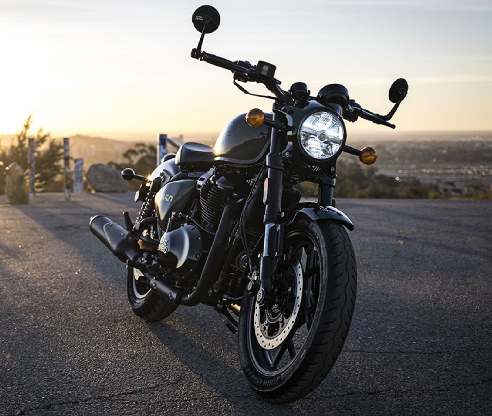 ¡REVOLUCIONARIA! ROYAL ENFIELD SHOTGUN 650: UNA MOTOCICLETA INSPIRADA EN EL CUSTOM PARA EL CUSTOM V12MAGAZINE Royal Enfield Shotgun 650 combina la inspiración moderna con elementos distintivos de la marca para crear una interpretación contemporánea de la marca es el lienzo definitivo para la personalización. V12MAGAZINE
