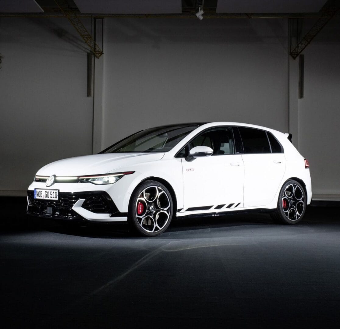 GOLF GTI, EL PRIMER COMPACTO CON ALMA DE GRAN TURISMO. REPASO POR SUS OCHO GENERACIONES V12MAGAZINE La concepción del Golf GTI comenzó con el éxito del Beetle deportivo en 1973. Este éxito impulsó a un grupo selecto de empleados de Volkswagen a desarrollar una versión deportiva del Golf. Alfons Löwenberg, ingeniero de ensayos, lideró el proyecto, que inicialmente se basó en un prototipo del Scirocco. Sin embargo, el equipo decidió que el Golf deportivo debía mantener su funcionalidad. Finalmente, encontraron el motor ideal, un 110 CV del Audi 80 GTE, que les permitió avanzar con el proyecto. El Consejo de Dirección aprobó la construcción del Golf GTI, marcando el inicio de este icónico modelo. V12MAGAZINE