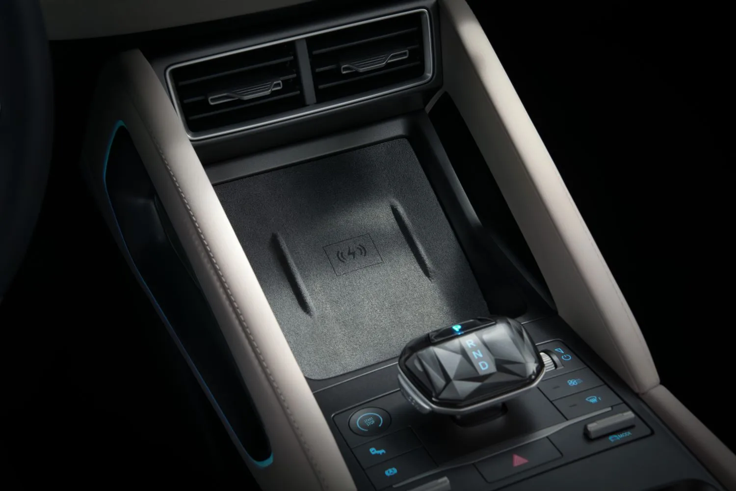 ASÍ ES EL BYD YUAN UP, DONDE LA TECNOLOGÍA SE ENCUENTRA CON EL DISEÑO A UN PRECIO ATRACTIVO V12MAGAZINE El BYD Yuan Up es uno de los SUV eléctricos tecnológicamente más evolucionado, más equipado, motorización única en su segmento, diseño moderno y sobrio con acabados premium. V12MAGAZINE