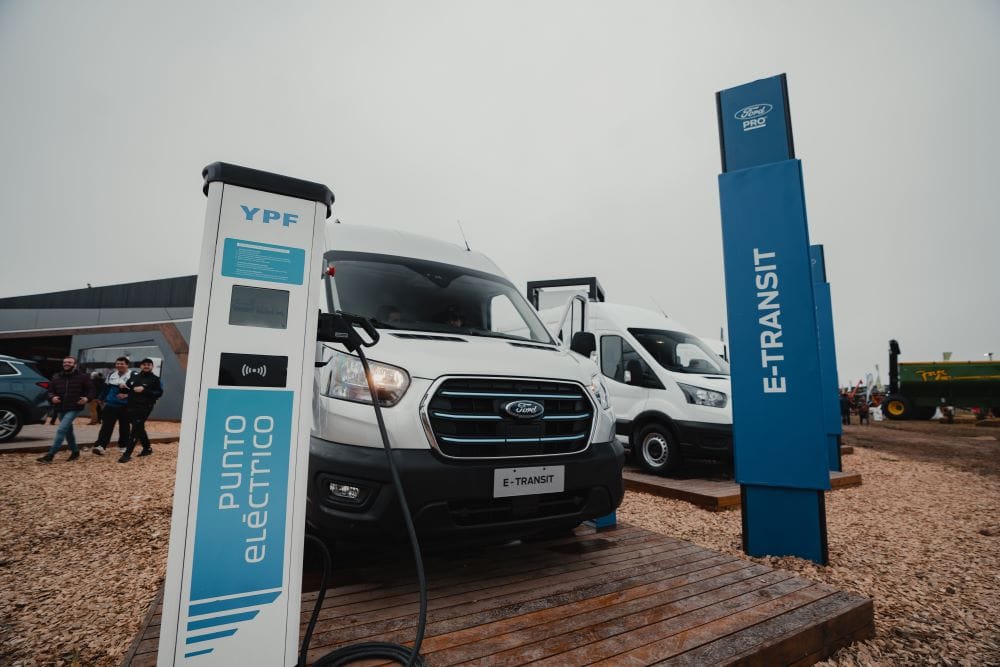 FORD E-TRANSIT, LA VAN ELÉCTRICA DE 317 KM DE AUTONOMÍA. ESTAS SON SUS CARACTERÍSTICAS, VERSIONES Y PRECIOS EN COLOMBIA V12MAGAZINE La Ford E-Transit llega está disponible tipo panel cerrado disponible en tres tamaños y capacidades, y en chasis cabinado. Es una alternativa para empresarios, flotillas y cualquier organización que busque electrificar su flota. V12MAGAZINE