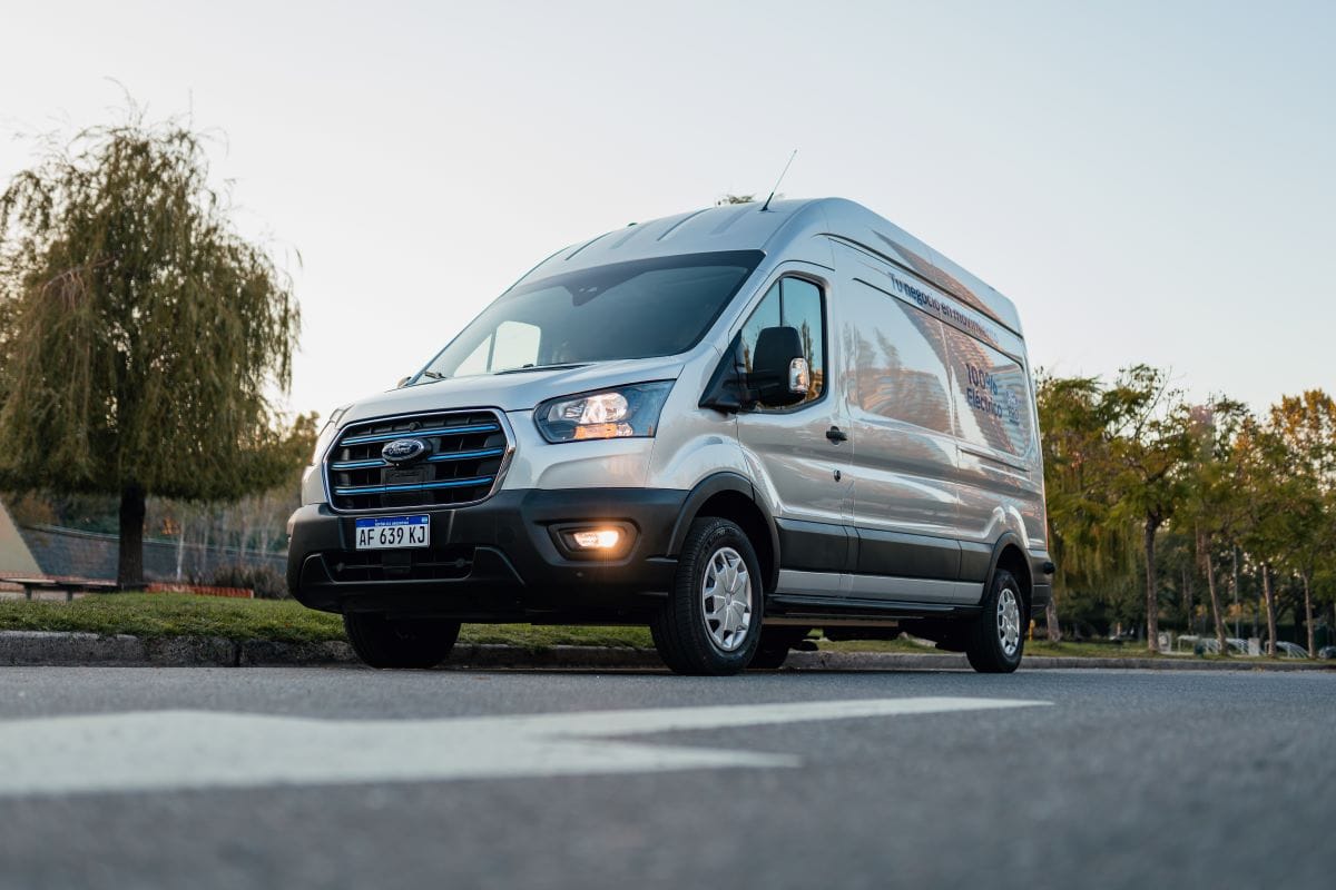 FORD E-TRANSIT, LA VAN ELÉCTRICA DE 317 KM DE AUTONOMÍA. ESTAS SON SUS CARACTERÍSTICAS, VERSIONES Y PRECIOS EN COLOMBIA V12MAGAZINE La Ford E-Transit llega está disponible tipo panel cerrado disponible en tres tamaños y capacidades, y en chasis cabinado. Es una alternativa para empresarios, flotillas y cualquier organización que busque electrificar su flota. V12MAGAZINE