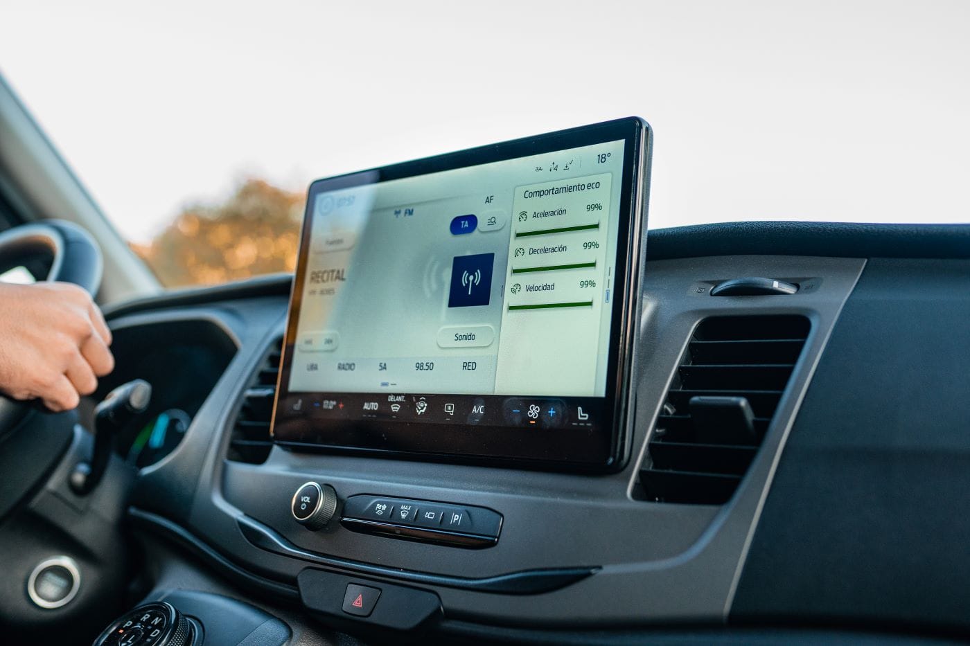 FORD E-TRANSIT, LA VAN ELÉCTRICA DE 317 KM DE AUTONOMÍA. ESTAS SON SUS CARACTERÍSTICAS, VERSIONES Y PRECIOS EN COLOMBIA V12MAGAZINE La Ford E-Transit llega está disponible tipo panel cerrado disponible en tres tamaños y capacidades, y en chasis cabinado. Es una alternativa para empresarios, flotillas y cualquier organización que busque electrificar su flota. V12MAGAZINE