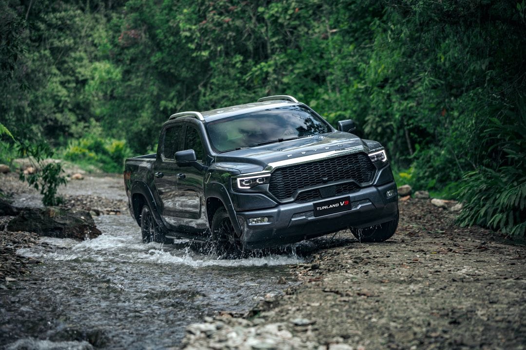 FOTON TRAE A COLOMBIA LA PRIMERA PICK-UP HÍBRIDA DIÉSEL-ELÉCTRICA EN EL PAÍS V12MAGAZINE La Foton Tunland V9 Híbrida combina un motor turbodiésel con un motor eléctrico de 48 voltios. En conjunto entrega 161 caballos de potencia y 454 Nm de torque a 1.500 r.p.m. V12MAGAZINE