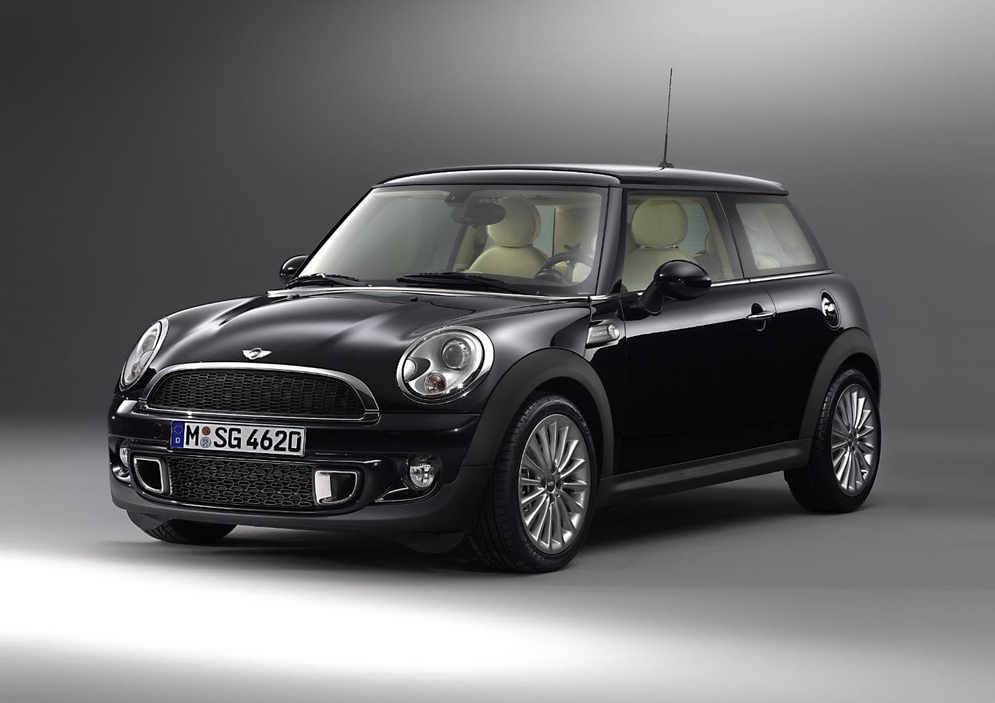 MINI 65 AÑOS Y SU OTRA HISTORIA: LAS VARIANTES DE LOS MINI CLÁSICOS Y MODERNOS QUE POCOS CONOCEN V12MAGAZINE ¡Mini 65 años! Más allá del tradicional Mini 3 puertas, muchas otras variantes de carrocería estuvieron disponibles en la era clásica de Mini V12MAGAZINE