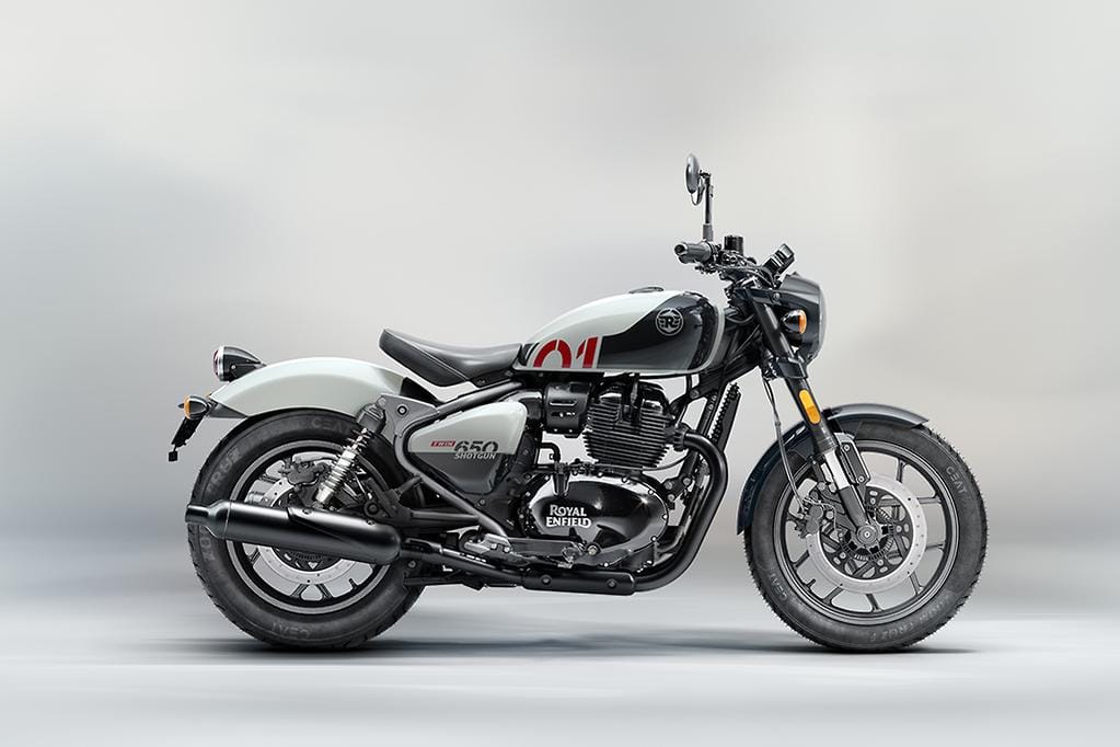 ¡REVOLUCIONARIA! ROYAL ENFIELD SHOTGUN 650: UNA MOTOCICLETA INSPIRADA EN EL CUSTOM PARA EL CUSTOM V12MAGAZINE Royal Enfield Shotgun 650 combina la inspiración moderna con elementos distintivos de la marca para crear una interpretación contemporánea de la marca es el lienzo definitivo para la personalización. V12MAGAZINE