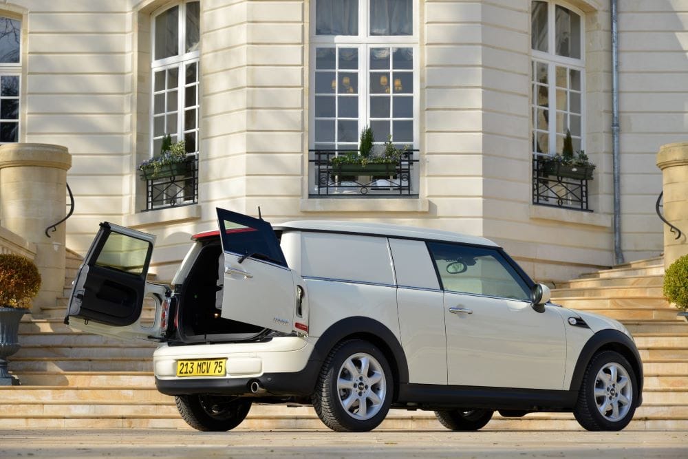 MINI 65 AÑOS Y SU OTRA HISTORIA: LAS VARIANTES DE LOS MINI CLÁSICOS Y MODERNOS QUE POCOS CONOCEN V12MAGAZINE ¡Mini 65 años! Más allá del tradicional Mini 3 puertas, muchas otras variantes de carrocería estuvieron disponibles en la era clásica de Mini V12MAGAZINE