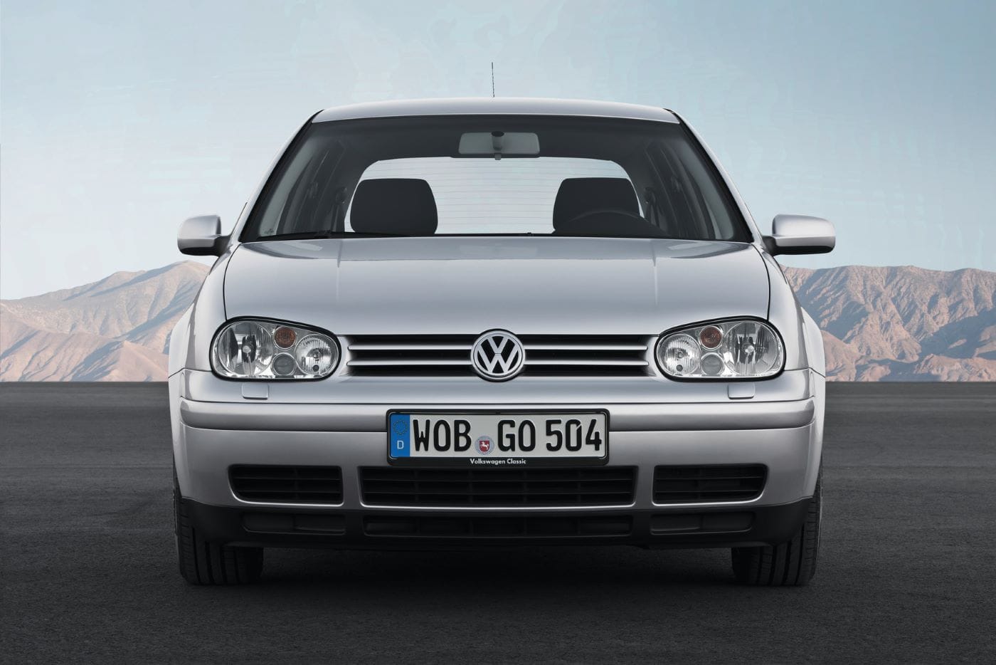GOLF GTI, EL PRIMER COMPACTO CON ALMA DE GRAN TURISMO. REPASO POR SUS OCHO GENERACIONES V12MAGAZINE La concepción del Golf GTI comenzó con el éxito del Beetle deportivo en 1973. Este éxito impulsó a un grupo selecto de empleados de Volkswagen a desarrollar una versión deportiva del Golf. Alfons Löwenberg, ingeniero de ensayos, lideró el proyecto, que inicialmente se basó en un prototipo del Scirocco. Sin embargo, el equipo decidió que el Golf deportivo debía mantener su funcionalidad. Finalmente, encontraron el motor ideal, un 110 CV del Audi 80 GTE, que les permitió avanzar con el proyecto. El Consejo de Dirección aprobó la construcción del Golf GTI, marcando el inicio de este icónico modelo. V12MAGAZINE