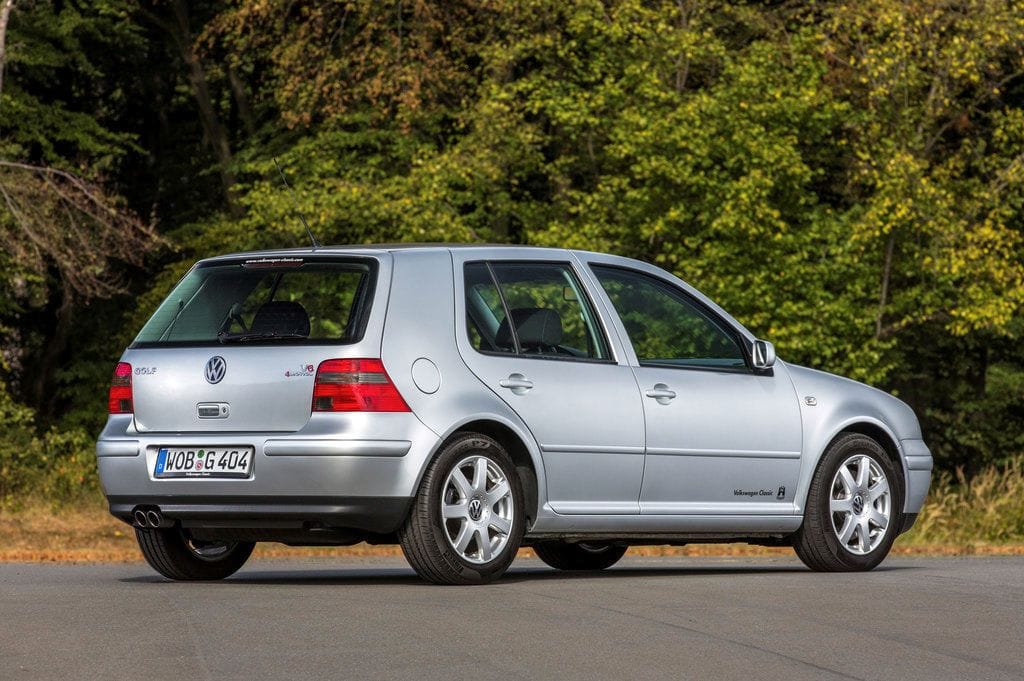 GOLF GTI, EL PRIMER COMPACTO CON ALMA DE GRAN TURISMO. REPASO POR SUS OCHO GENERACIONES V12MAGAZINE La concepción del Golf GTI comenzó con el éxito del Beetle deportivo en 1973. Este éxito impulsó a un grupo selecto de empleados de Volkswagen a desarrollar una versión deportiva del Golf. Alfons Löwenberg, ingeniero de ensayos, lideró el proyecto, que inicialmente se basó en un prototipo del Scirocco. Sin embargo, el equipo decidió que el Golf deportivo debía mantener su funcionalidad. Finalmente, encontraron el motor ideal, un 110 CV del Audi 80 GTE, que les permitió avanzar con el proyecto. El Consejo de Dirección aprobó la construcción del Golf GTI, marcando el inicio de este icónico modelo. V12MAGAZINE
