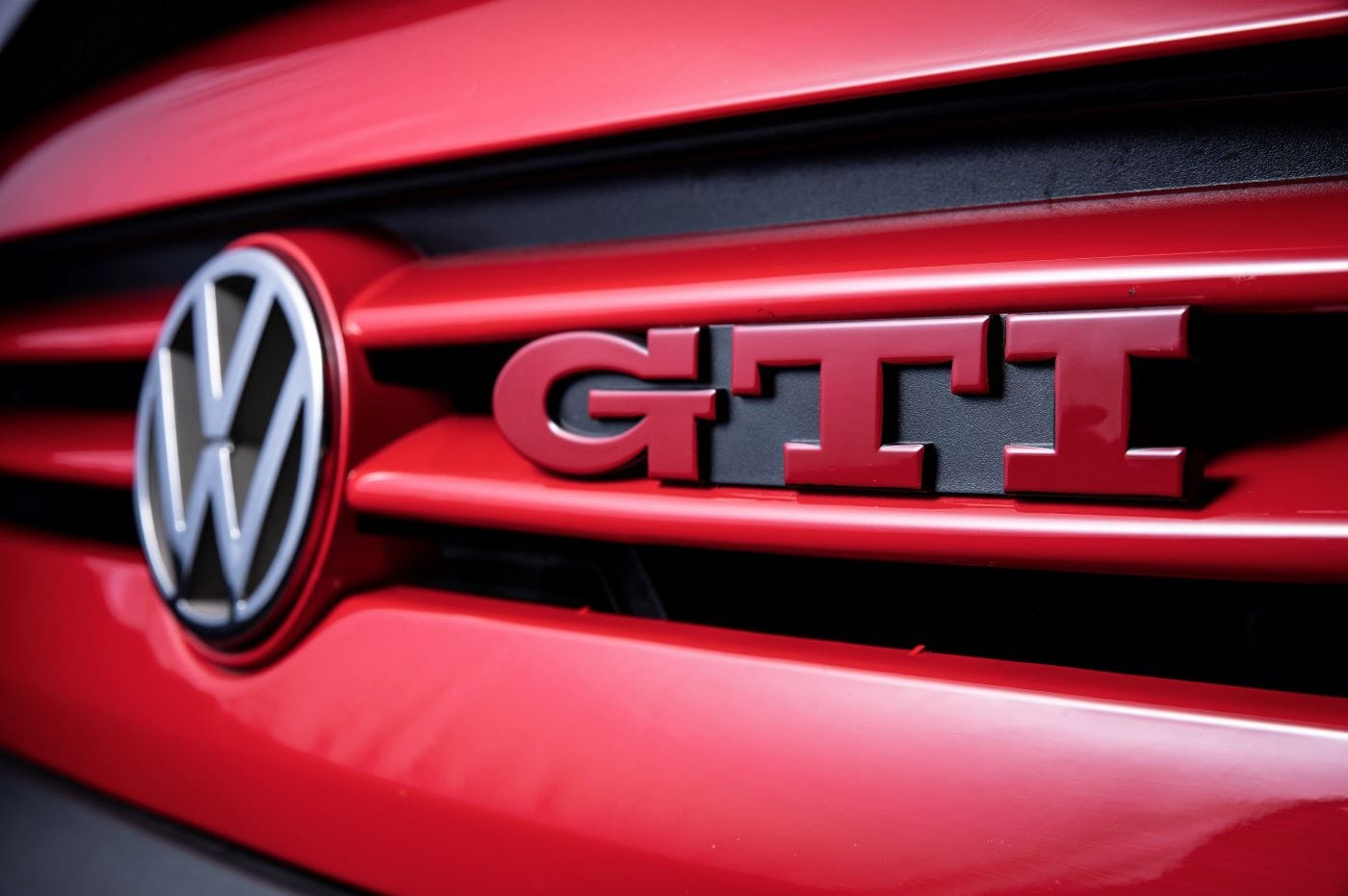 GOLF GTI, EL PRIMER COMPACTO CON ALMA DE GRAN TURISMO. REPASO POR SUS OCHO GENERACIONES V12MAGAZINE VOLSWAGEN GOLF GTI