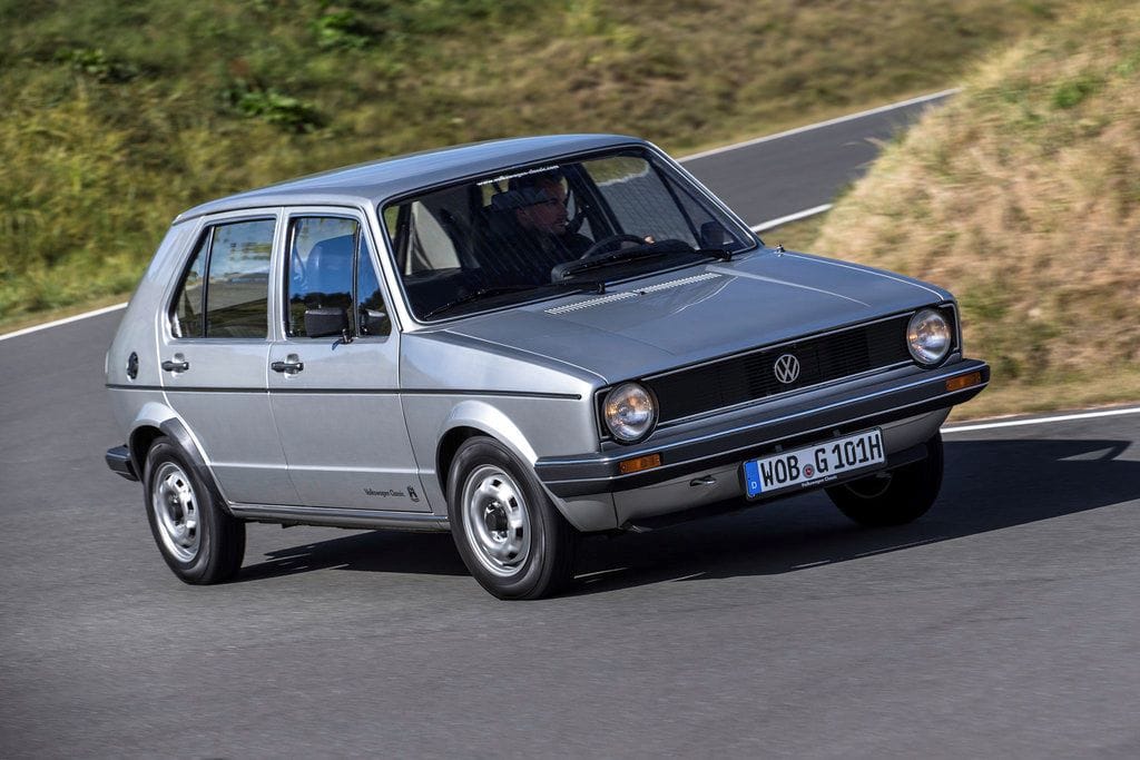 GOLF GTI, EL PRIMER COMPACTO CON ALMA DE GRAN TURISMO. REPASO POR SUS OCHO GENERACIONES V12MAGAZINE La concepción del Golf GTI comenzó con el éxito del Beetle deportivo en 1973. Este éxito impulsó a un grupo selecto de empleados de Volkswagen a desarrollar una versión deportiva del Golf. Alfons Löwenberg, ingeniero de ensayos, lideró el proyecto, que inicialmente se basó en un prototipo del Scirocco. Sin embargo, el equipo decidió que el Golf deportivo debía mantener su funcionalidad. Finalmente, encontraron el motor ideal, un 110 CV del Audi 80 GTE, que les permitió avanzar con el proyecto. El Consejo de Dirección aprobó la construcción del Golf GTI, marcando el inicio de este icónico modelo. V12MAGAZINE